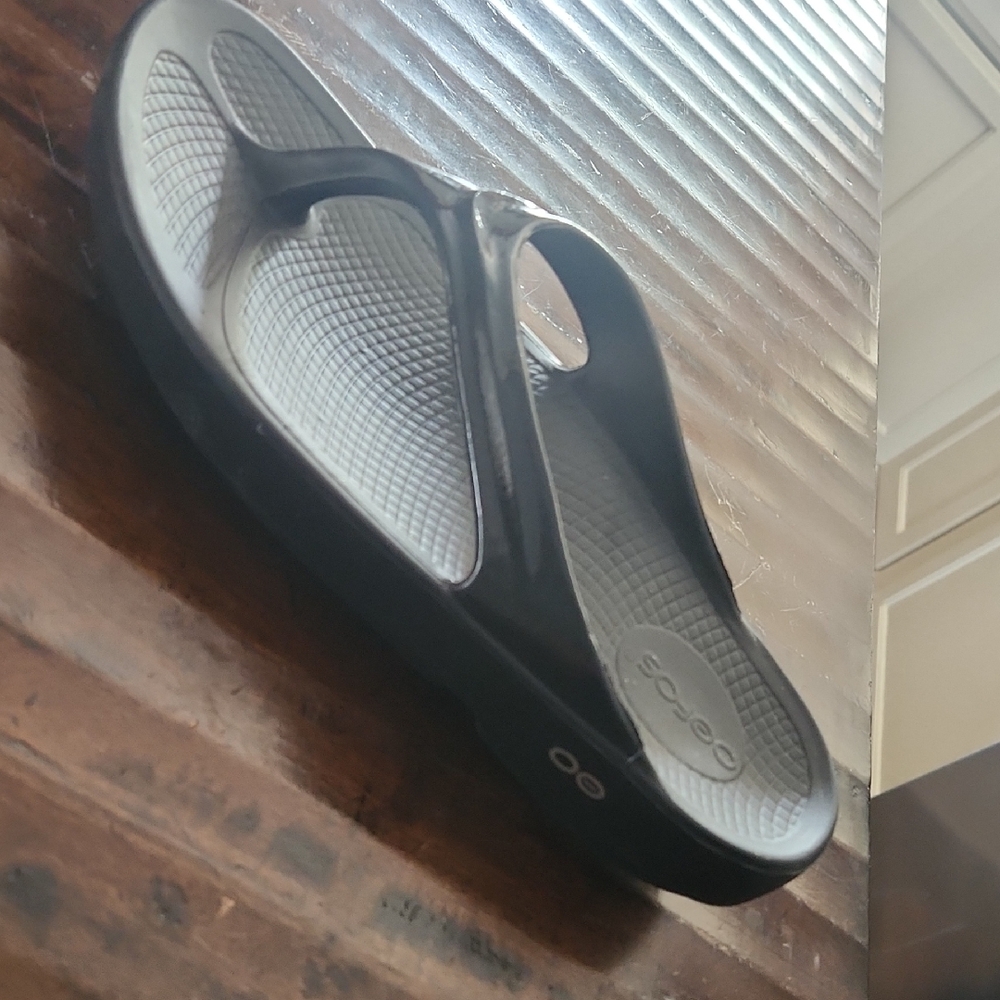 OOFOS Black Comfort Sandals
